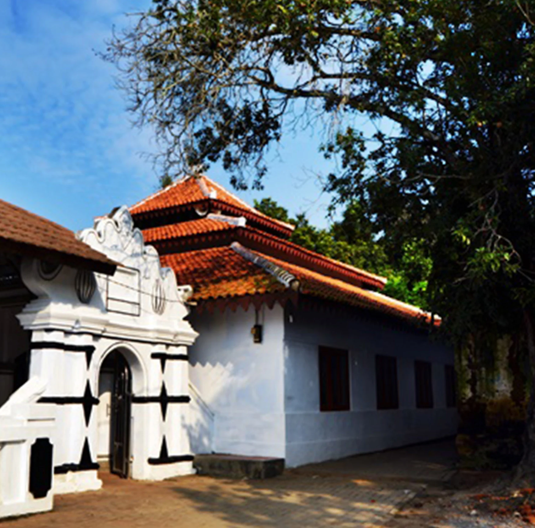 Gapura Masjid Kenari